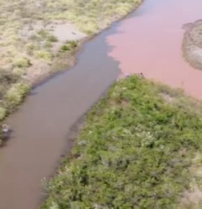 Vista aérea de la pluma de contaminación del canal a cielo abierto.